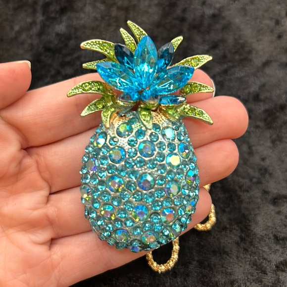 Betsey Johnson Blue Pineapple Pendant Necklace 🍍 - Picture 3 of 5